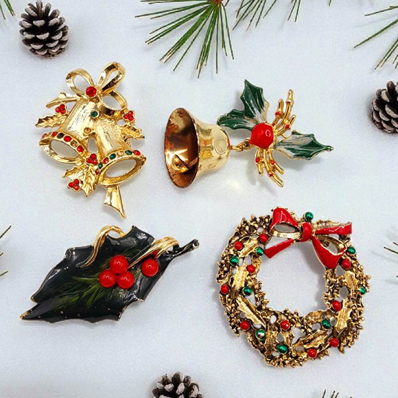 Vintage Christmas Brooch Lot Wreaths Holly Bells Enamel Mid Century Jewelry - Picture 2 of 8